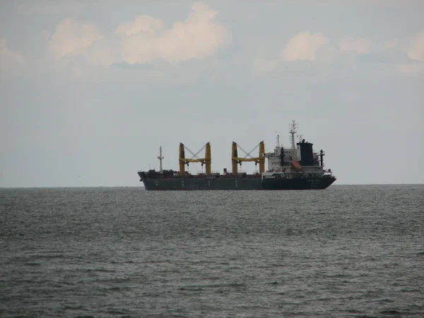 Schip ver naar zee in nevel transport weg van de kust — Stockfoto