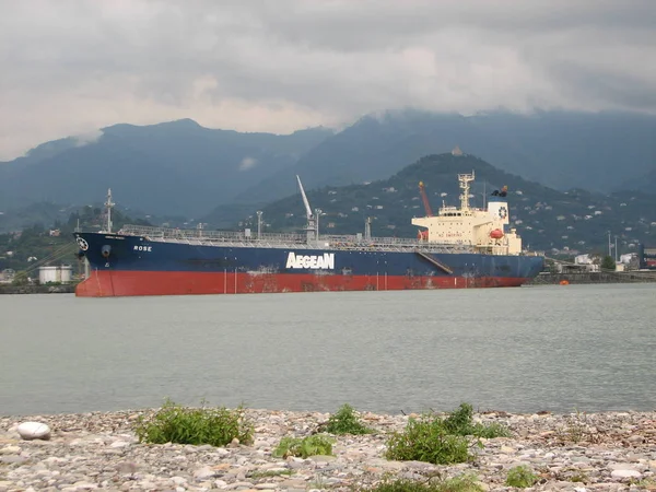 Gemi uzak denizlere, sisli nakliyeye kıyıdan uzağa.