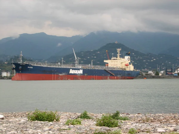 Schip ver naar zee in nevel transport weg van de kust — Stockfoto