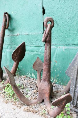 yeşil arka plan adlı eski bir çelik çapa