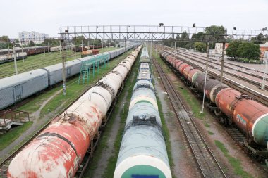 Yüksek hızlı yolcu treni hareket demiryolu gün batımında. Bulanık banliyö treni.