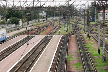 Yüksek hızlı yolcu treni hareket demiryolu gün batımında. Bulanık banliyö treni.