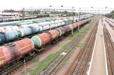 Yüksek hızlı yolcu treni hareket demiryolu gün batımında. Bulanık banliyö treni.