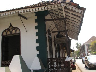 terra-cotta kiremitli çatının eski pencere. Bir mimari detaylar: Goa, India.