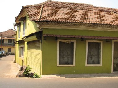 terra-cotta kiremitli çatının eski pencere. Bir mimari detaylar: Goa, India.