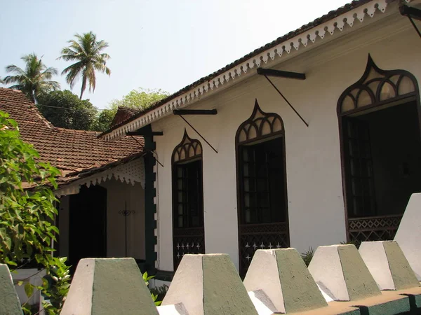 Vieille fenêtre avec toit en terre cuite. Un détail architectural de Goa, Inde . — Photo
