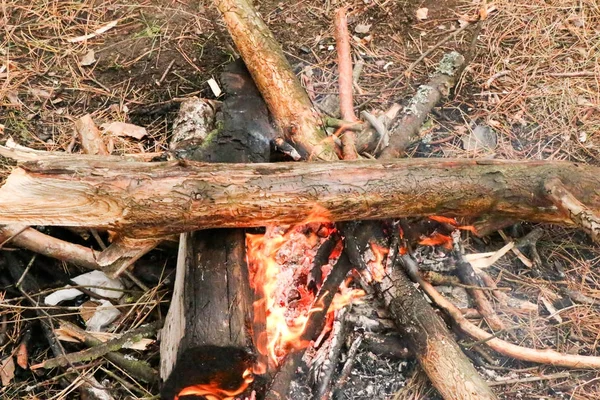 Brandend brandhout in de open haard close-up — Stockfoto