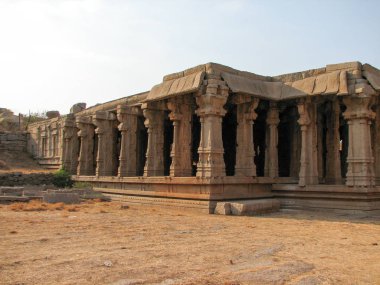 Hampi tapınakta antik kalıntıları mimarisinin güzel sütunlar