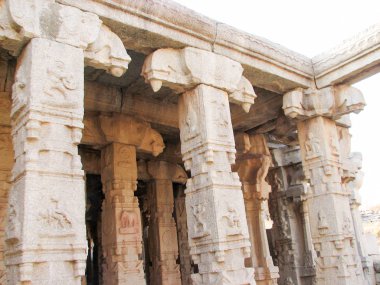 Hampi tapınakta antik kalıntıları mimarisinin güzel sütunlar