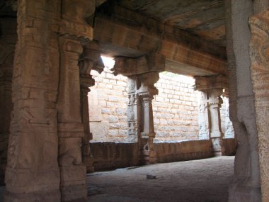 Hampi tapınakta antik kalıntıları mimarisinin güzel sütunlar
