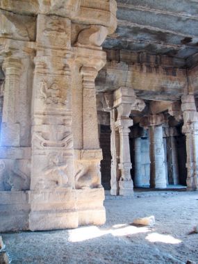 Hampi tapınakta antik kalıntıları mimarisinin güzel sütunlar