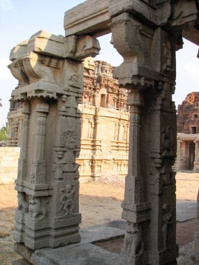 Hampi tapınakta antik kalıntıları mimarisinin güzel sütunlar