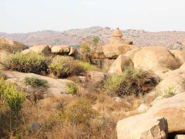 Antik şehir Hampi içinde taş olan manzara