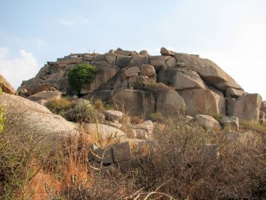 Antik şehir Hampi içinde taş olan manzara
