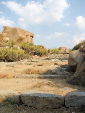 Antik şehir Hampi içinde taş olan manzara