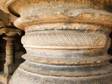Hampi tapınakta antik kalıntıları mimarisinin güzel sütunlar