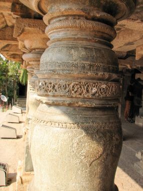 Hampi tapınakta antik kalıntıları mimarisinin güzel sütunlar