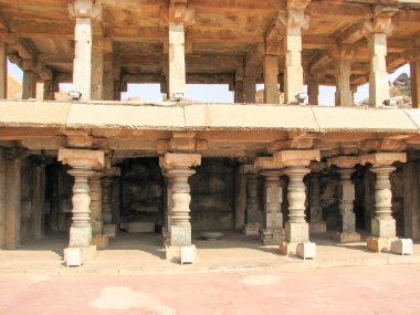 Hampi tapınakta antik kalıntıları mimarisinin güzel sütunlar
