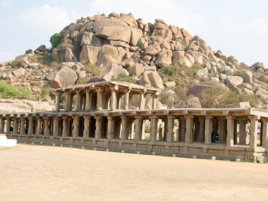 Hampi tapınakta antik kalıntıları mimarisinin güzel sütunlar