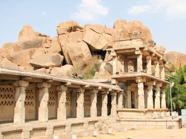 Hampi tapınakta antik kalıntıları mimarisinin güzel sütunlar