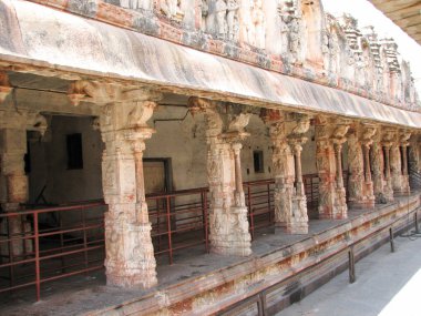 Hampi tapınakta antik kalıntıları mimarisinin güzel sütunlar