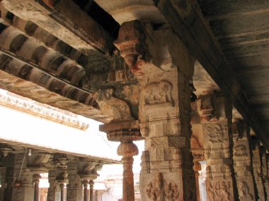 Hampi tapınakta antik kalıntıları mimarisinin güzel sütunlar