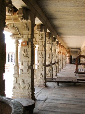 Hampi tapınakta antik kalıntıları mimarisinin güzel sütunlar