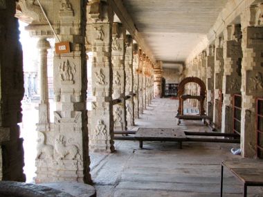 Hampi tapınakta antik kalıntıları mimarisinin güzel sütunlar