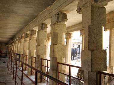 Hampi tapınakta antik kalıntıları mimarisinin güzel sütunlar