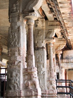 Hampi tapınakta antik kalıntıları mimarisinin güzel sütunlar