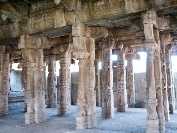 Hermosa arquitectura de columnas de ruinas antiguas del templo en Hampi —  Fotos de Stock