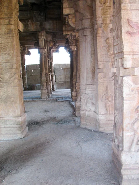 Hermosa arquitectura de columnas de ruinas antiguas del templo en Hampi — Foto de Stock