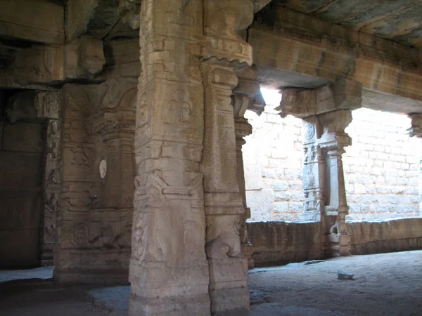 Красивые колонны архитектуры древних руин храма в Хампи — стоковое фото