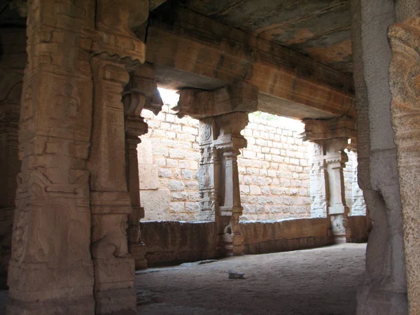 Hermosa arquitectura de columnas de ruinas antiguas del templo en Hampi —  Fotos de Stock