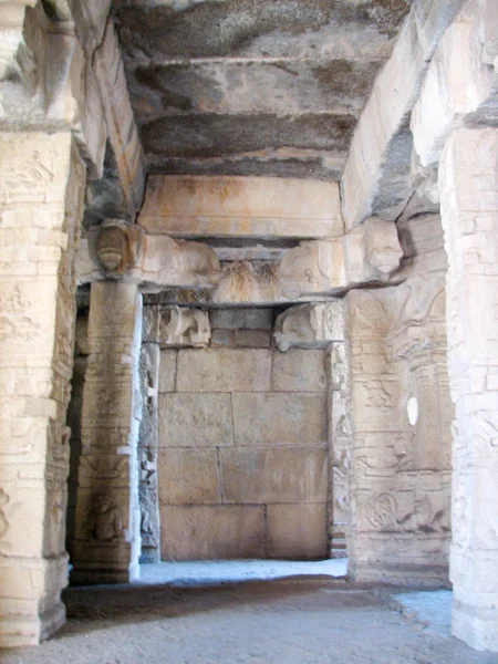 Belle architecture de colonnes de ruines antiques de temple à Hampi — Photo