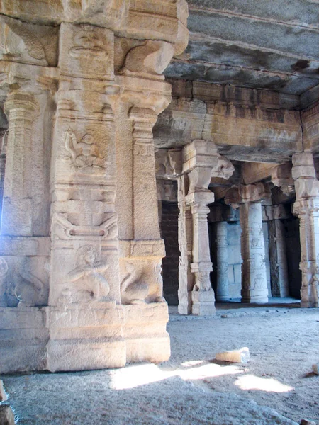 Hermosa arquitectura de columnas de ruinas antiguas del templo en Hampi —  Fotos de Stock