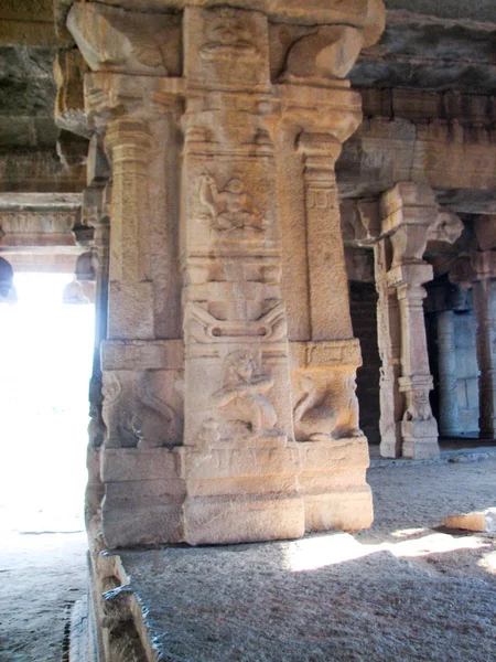 Hermosa arquitectura de columnas de ruinas antiguas del templo en Hampi —  Fotos de Stock