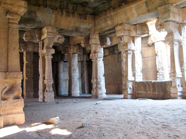 亨比寺古遗址的美柱建筑 — 图库照片
