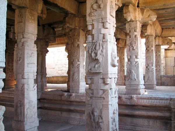 Hermosa arquitectura de columnas de ruinas antiguas del templo en Hampi —  Fotos de Stock