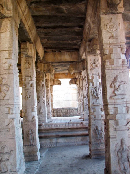 Belle architecture de colonnes de ruines antiques de temple à Hampi — Photo