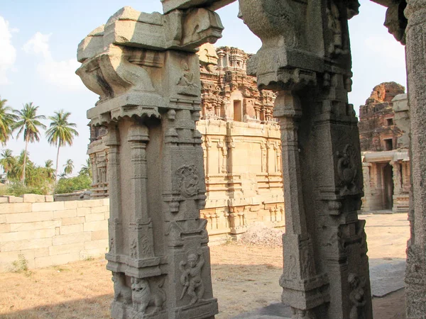 Hermosa arquitectura de columnas de ruinas antiguas del templo en Hampi —  Fotos de Stock