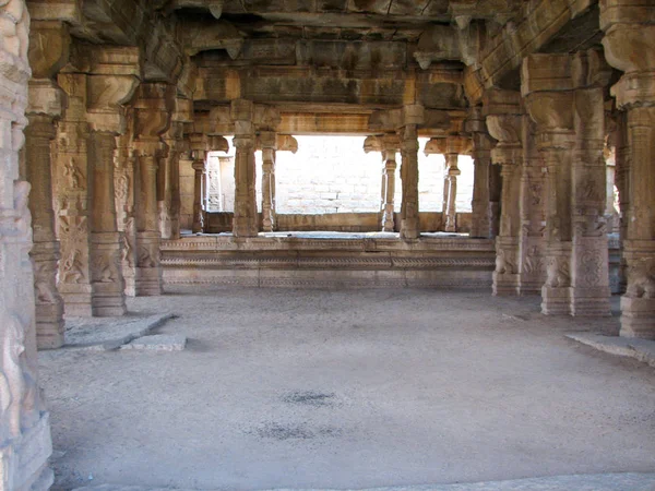 Bela arquitetura de colunas de ruínas antigas de templo em Hampi — Fotografia de Stock