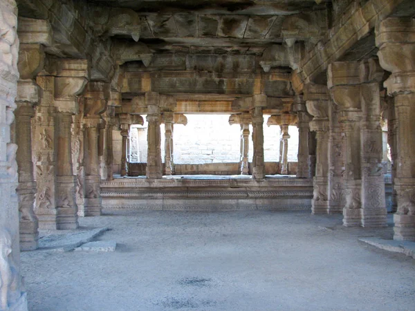 Hermosa arquitectura de columnas de ruinas antiguas del templo en Hampi —  Fotos de Stock