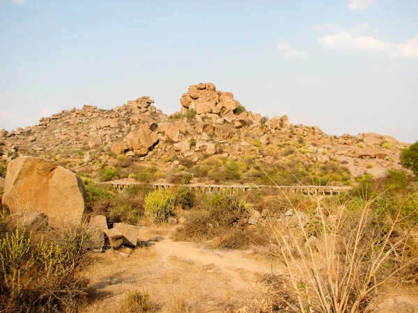 Landschap met stenen in de oude stad Hampi — Stockfoto