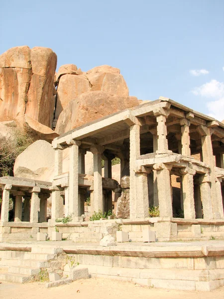 Belle colonne architettura di antiche rovine del tempio in Hampi — Foto Stock