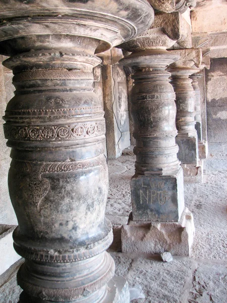 Belle architecture de colonnes de ruines antiques de temple à Hampi — Photo
