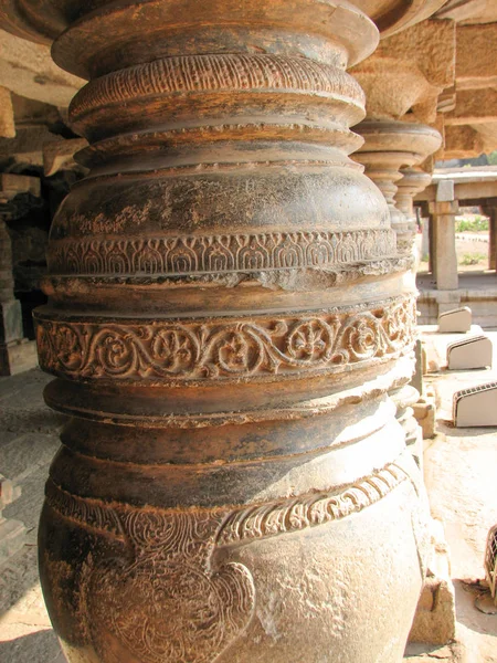 Όμορφη στήλες αρχιτεκτονικής αρχαία ερείπια ναού στην Hampi — Φωτογραφία Αρχείου