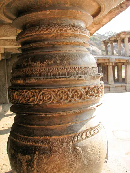 Bela arquitetura de colunas de ruínas antigas de templo em Hampi — Fotografia de Stock