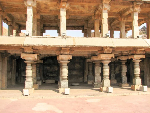 Kolommen van de prachtige architectuur van de oude ruïnes van de tempel in Hampi — Stockfoto