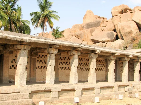 Belle architecture de colonnes de ruines antiques de temple à Hampi — Photo